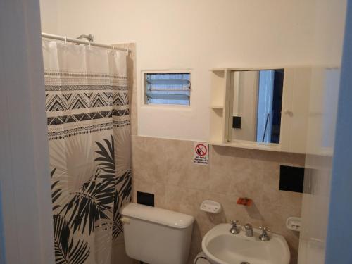 a bathroom with a toilet and a sink at ALOJAMIENTO SERRANO BIS in Villa Giardino