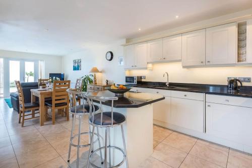 Dapur atau dapur kecil di Sea Gem, Port Isaac Bay Holidays