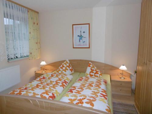 ein Schlafzimmer mit einem Bett und zwei Kissen darauf in der Unterkunft Rügen-Fewo 33/1 in Gingst