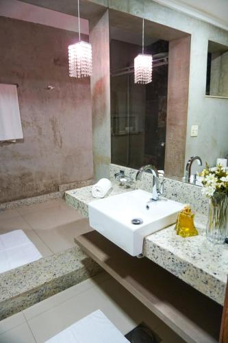 Bilik mandi di Hotel Pedra Negra Gov. Valadares
