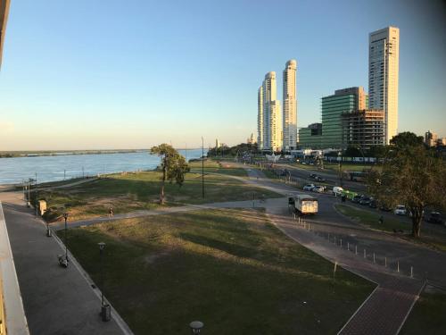 vistas a una ciudad con río y edificios en Departamento Puerto Norte en Rosario