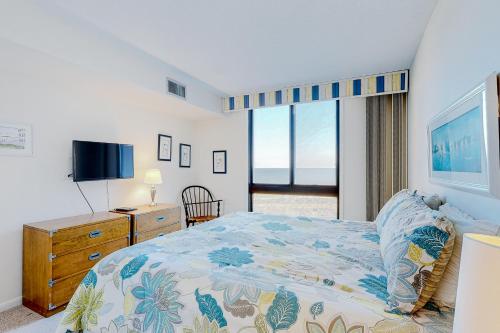 ein Schlafzimmer mit einem Bett, einer Kommode und einem Fernseher in der Unterkunft Sea Colony --- 403 Farragut House Road in Bethany Beach