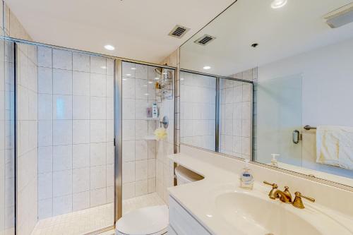 ein Badezimmer mit Dusche, Waschbecken und Toilette in der Unterkunft Sea Colony --- 403 Farragut House Road in Bethany Beach