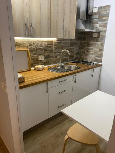 a small kitchen with a sink and a counter at Casas La Aldea Suites Plaza in La Aldea de San Nicolas
