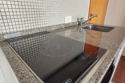 a kitchen counter with a sink and a sink at AT803 - Monoambiente Luminoso en Colegiales in Buenos Aires