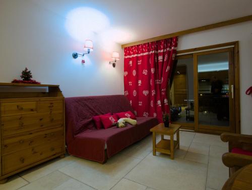 - un salon doté d'un canapé avec un chien. dans l'établissement Happy Moose - Cosy Mont Blanc View apartment, à Chamonix-Mont-Blanc