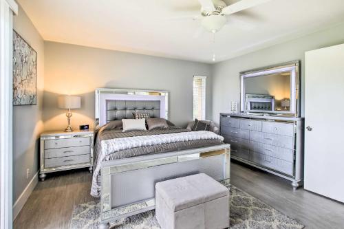 een slaapkamer met een bed, een dressoir en een spiegel bij Modern Palm Springs Condo with Pool, Hot Tub Access! in Palm Springs
