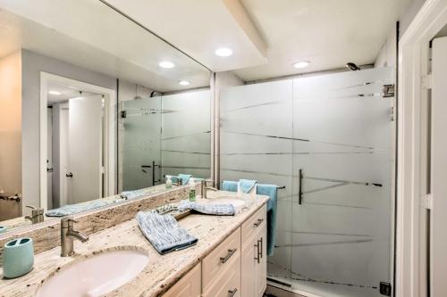 bagno con lavandino e specchio di Modern Palm Springs Condo with Pool, Hot Tub Access! a Palm Springs