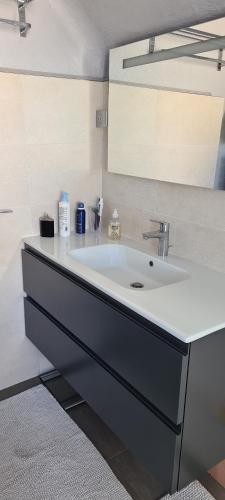 オセールにあるChambre privée chez particulierのバスルーム(白い洗面台、鏡付)