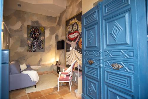 a room with a blue door and a bedroom at Apartamentos Sharis in Jerez de la Frontera