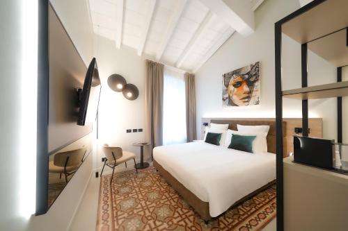 - une chambre d'hôtel avec un lit et un miroir dans l'établissement Bergamo INN 21, à Bergame