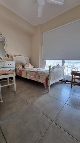 1 dormitorio con 2 camas y ventana grande en Balcón del Cielo en Salta