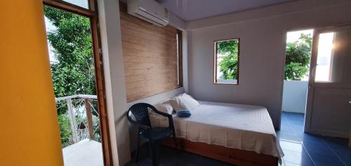 a small bedroom with a bed and a balcony at APARTO-STUDIO JUNTO AL MAR Blue Lizard Studio in Providencia