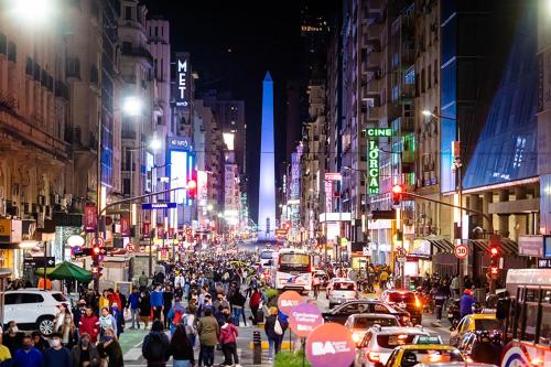 una concurrida calle de la ciudad llena de mucho tráfico por la noche en BA Downtown Callao en Buenos Aires