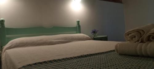 1 dormitorio con 1 cama con cabecero verde en Sierra Suites en Sierra de los Padres