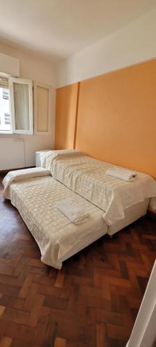 1 dormitorio con 2 camas en una habitación en La Belgrano en Salta