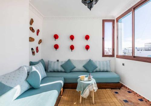 un soggiorno con divano blu e tavolo di DAR ADIL KASBAH a Tangeri