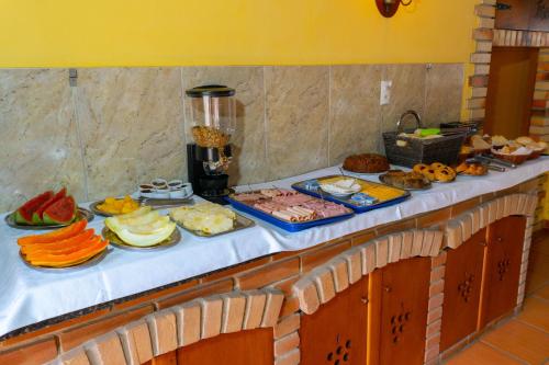 een buffet met veel verschillende soorten eten op een tafel bij Pousada Santa Anna in Itaipuaçu