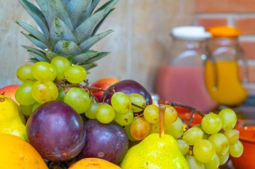 een berg fruit bovenop een tafel bij Pousada Santa Anna in Itaipuaçu