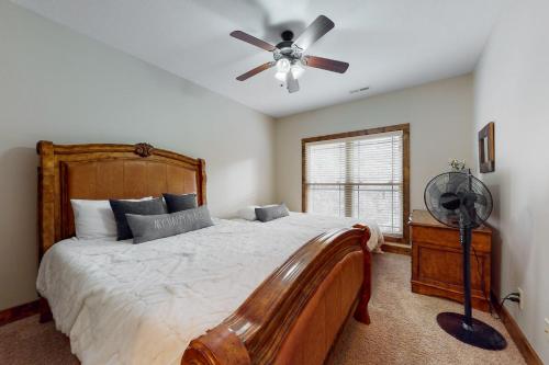 Schlafzimmer mit einem Bett und einem Deckenventilator in der Unterkunft Lake Dreams in Andersonville