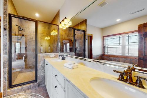 ein großes Bad mit einem Waschbecken und einer Dusche in der Unterkunft Lake Dreams in Andersonville