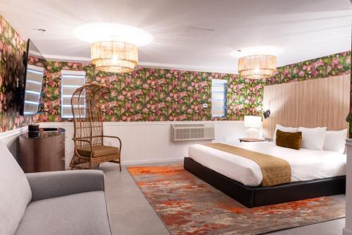 マイアミビーチにあるホワイトロー ホテルのベッドと椅子付きのホテルルーム