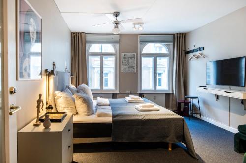コペンハーゲンにあるKings Square apartments by Daniel&Jacob'sのベッド1台、薄型テレビが備わるホテルルームです。