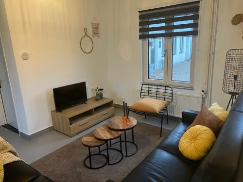sala de estar con sofá y TV en Apartment Top van Epen en Epen