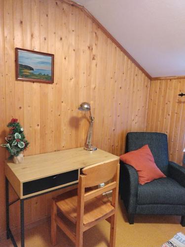 a desk and a chair in a room at Hammarstrand Budget Hotell- Lergodset in Hammarstrand