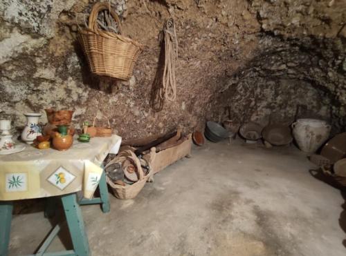 une chambre avec une table et un panier sur le mur dans l'établissement Casa Fina, à Albanchez de Úbeda