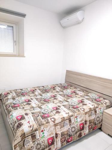 a bed in a white room with a bedskirtspectspectspectspects at Central rooms in Agira