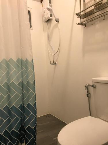 ランタ島にあるWalden Koh Lanta - Tiny Homes by the Seaのトイレとシャワー付きのバスルーム