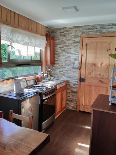 a kitchen with a stove and a counter top at Verde Paz in Curacautín