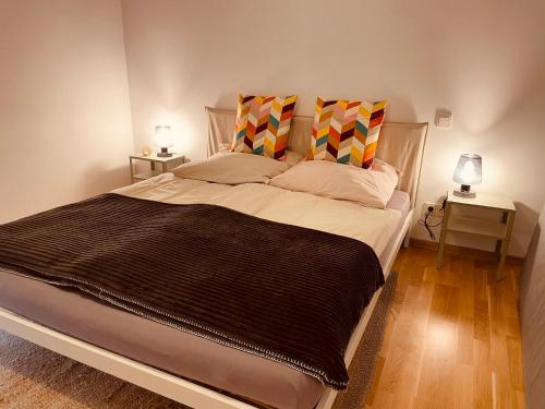 a bedroom with a large bed with two night stands at Traumhaft helle Wohnung mit Sonnenterrasse in Worms