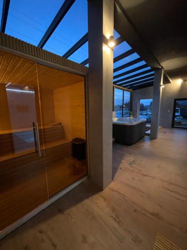 duża łazienka z wanną i szklanymi drzwiami w obiekcie La Park Aparthotel w Kudowie Zdroju