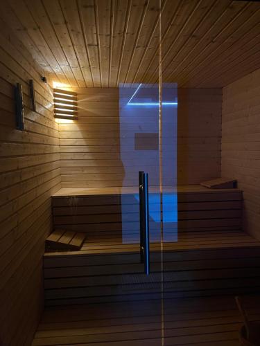 una sauna con una luz en el medio de ella en La Park Aparthotel, en Kudowa-Zdrój