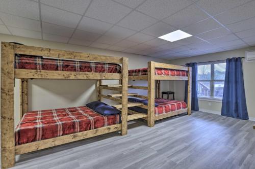 - une chambre avec 2 lits superposés dans l'établissement Lake Mitchell Vacation Home with Dock and Water Slide, à Clanton