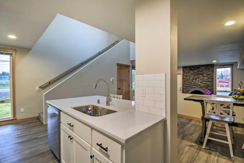 Köök või kööginurk majutusasutuses Luxurious Tacoma Retreat with Quartz Countertops!