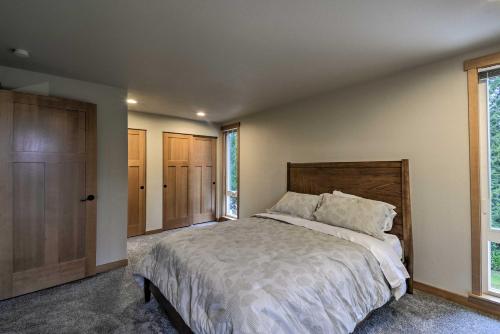 une chambre avec un grand lit et une grande fenêtre dans l'établissement Luxurious Tacoma Retreat with Quartz Countertops!, à Edgewood