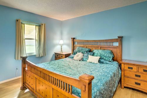 River ParkにあるPort St Lucie Vacation Home with Lanai and Pool!のベッドルーム1室(青い壁の木製ベッド1台付)