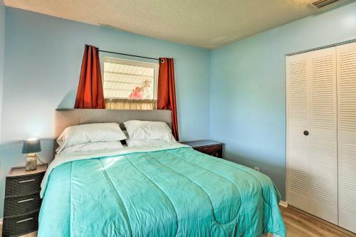 Port St Lucie Vacation Home with Lanai and Pool!にあるベッド