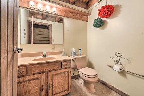 Kúpeľňa v ubytovaní Primitive Goshen Pine Lodge with Fireplace!