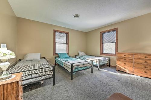 Posteľ alebo postele v izbe v ubytovaní Primitive Goshen Pine Lodge with Fireplace!