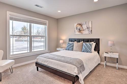 ジェファーソンビルにあるPet-Friendly Home, 5 Mi to Dtwn Louisville!の大きなベッドと窓のある寝室
