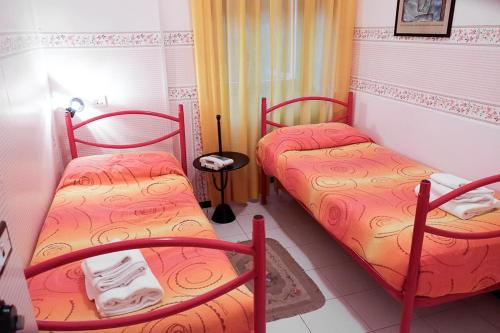 um pequeno quarto com duas camas em Hotel Letizia em Orte