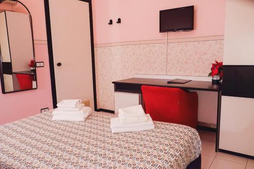 Una habitación con una cama con dos toallas. en Hotel Letizia, en Orte