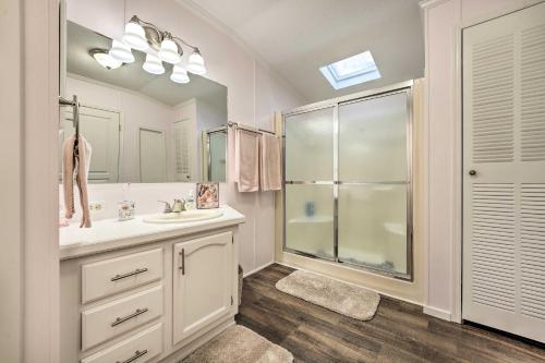 een badkamer met een douche, een wastafel en een spiegel bij Charming South Haven Home - Great Location! in South Haven