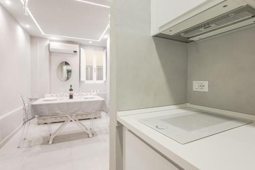 A bathroom at Happy Florence Ponte Vecchio Bed UpDown