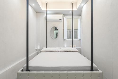 A bed or beds in a room at Happy Florence Ponte Vecchio Bed UpDown