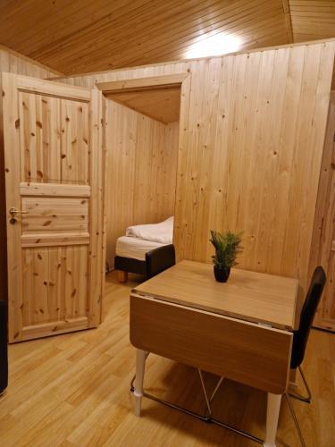 een kamer met een tafel, een stoel en een bed bij Mófellsstaðakot in Borgarnes